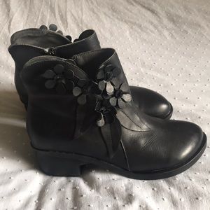 Super sweet booties worn once flower detail 💐